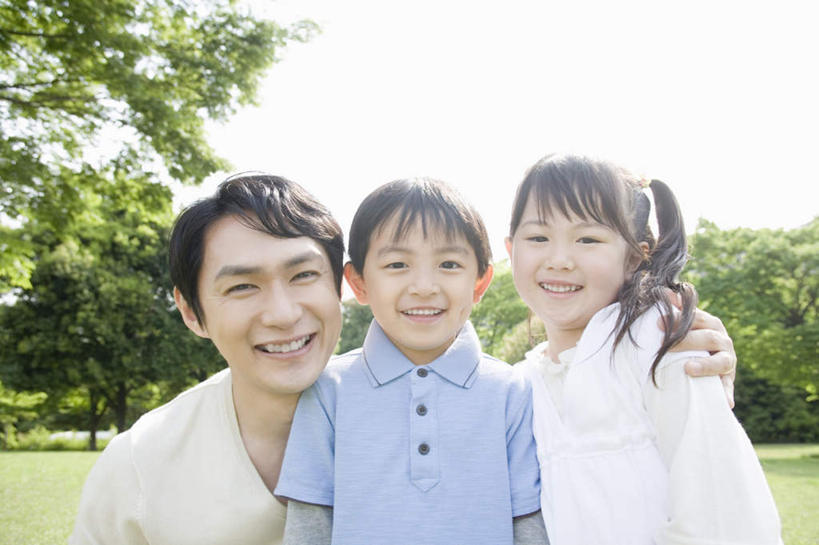 东方人,儿童,三个人,家庭,父亲,女儿,儿子,站,抱,笑,微笑,露齿笑,横图,室外,白天,正面,纯洁,草地,草坪,树林,植物,亚洲,阴影,服装,朦胧,模糊,光线,影子,注视,休闲装,黄种人,草,树,树木,小孩,衣服,蓝色,绿色,蓝天,天空,阳光,自然,天,观察,看,站着,休闲,温暖,温馨,父女,父子,一家人,休闲服,父爱,可爱,童年,童趣,服饰,生长,晴朗,成长,抱着,观看,和睦,察看,搂着,关注,童真,烂漫,无邪,万里无云,天真,男孩,男人,男性,年轻男性,女孩,女人,女性,亚洲人,孩子,年轻人,晴空,晴空万里,搂,搂抱,站立,半身,彩图,融洽,男生,女生