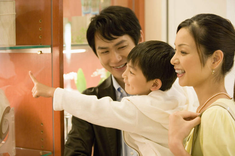 东方人,儿童,三个人,家庭,夫妻,母亲,父亲,女儿,站,笑,微笑,露齿笑,横图,室内,白天,侧面,爱情,纯洁,窗户,落地窗,橱窗,亚洲,指,服装,朦胧,模糊,浪漫,注视,休闲装,黄种人,方向,玻璃窗,小孩,衣服,观察,看,手势,站着,休闲,温暖,温馨,父女,母女,三口之家,一家人,休闲服,恩爱,父爱,可爱,母爱,童年,童趣,恋人,服饰,观看,和睦,察看,指向,食指,关注,童真,烂漫,无邪,玻璃橱窗,天真,男人,男性,年轻男性,年轻女性,女孩,女人,女性,亚洲人,孩子,年轻人,夫妇,情侣,站立,半身,彩图,伴侣,融洽,女生