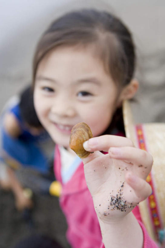 东方人,儿童,两个人,伙伴,朋友,站,蹲,举,竖图,俯视,室外,白天,友谊,纯洁,贝壳,帽子,亚洲,握,服装,朦胧,模糊,草帽,拿,拿着,注视,休闲装,黄种人,小孩,衣服,观察,看,托,挖,站着,休闲,休闲服,可爱,童年,童趣,握着,服饰,观看,察看,关注,童真,烂漫,无邪,天真,友情,男孩,男人,男性,女孩,女人,女性,亚洲人,贝类外壳,海螺壳,软体动物外壳,蹲着,举起,举手,举着,向上举,向上伸,向上托,站立,半身,彩图,高角度拍摄,男生,女生