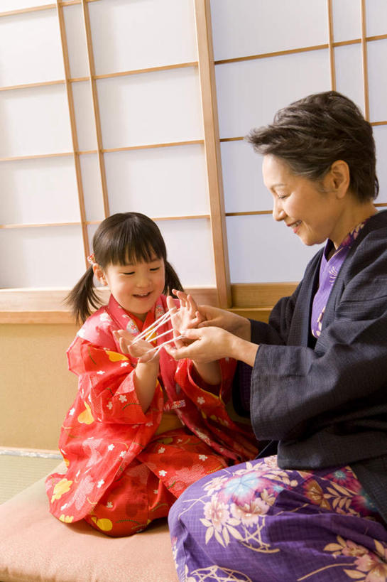 东方人,儿童,老年人,家庭,祖母,坐,跪,举,笑,微笑,露齿笑,竖图,室内,白天,正面,游戏,纯洁,成功,合作,团队,集体,信心,门,玩具,亚洲,拉门,握,朦胧,模糊,拿,玩,拿着,注视,黄种人,娱乐,移门,队伍,小孩,绳子,观察,看,托,休闲,温暖,温馨,一家人,可爱,童年,童趣,翻花绳,握着,奶奶,观看,活动,祖孙,绳索,和睦,察看,成就,发泄,关注,消遣,智力,挑帮帮,合伙,童真,烂漫,无邪,翻绳,外婆,外孙女,外祖母,宣泄,障子,纸门,解绷绷,解勾勾,解钩钩,拉窗,挑花花线,线翻花,纸拉窗,纸拉门,解股,天真,翻花鼓,挑绷绷,老年女性,女孩,女人,女性,亚洲人,孩子,孙女,跪着,举起,举手,举着,玩耍,嬉戏,向上举,向上伸,向上托,坐着,半身,彩图,融洽,女生