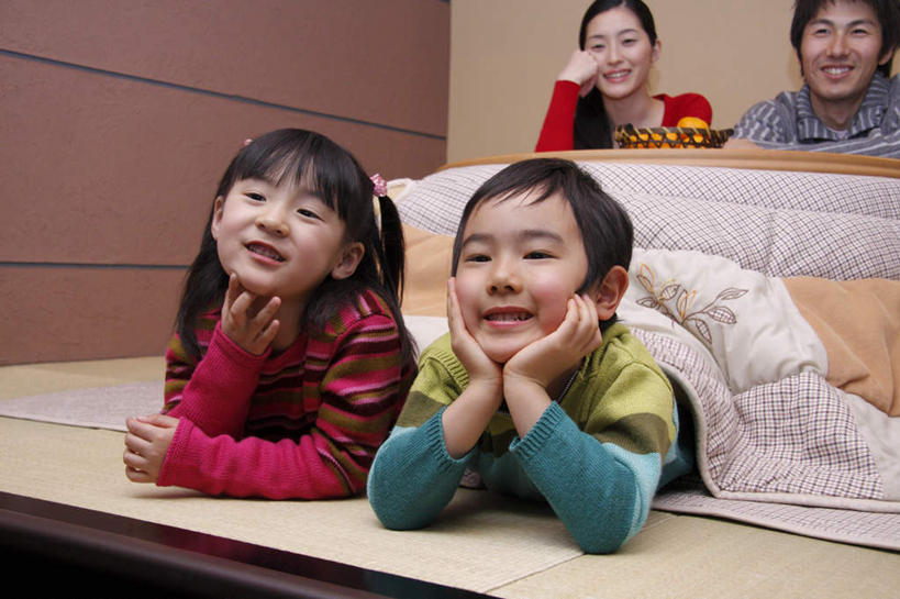 东方人,儿童,四个人,家庭,夫妻,母亲,父亲,女儿,儿子,客厅,坐,笑,微笑,露齿笑,横图,室内,白天,正面,爱情,纯洁,亚洲,撑,服装,朦胧,模糊,浪漫,托腮,注视,休闲装,黄种人,小孩,衣服,观察,看,趴着,取暖,托,休闲,温暖,温馨,父女,父子,母女,母子,一家人,休闲服,恩爱,父爱,可爱,母爱,童年,童趣,恋人,服饰,观看,和睦,察看,起居室,关注,托下巴,童真,烂漫,无邪,被炉,炬燵,暖桌,客堂,天真,男孩,男人,男性,年轻男性,年轻女性,女孩,女人,女性,亚洲人,孩子,年轻人,夫妇,情侣,趴,坐着,半身,彩图,伴侣,融洽,男生,女生