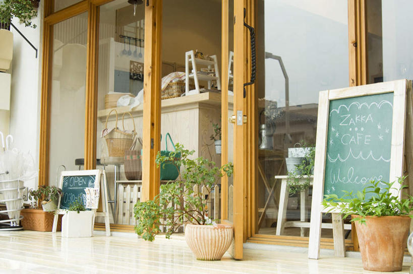 无人,前台,横图,室外,白天,正面,植物,门,玻璃,阴影,朦胧,模糊,反射,标志,盆栽,伞,文字,影子,雨伞,遮阳伞,字符,字母,盆景,两把,标识,阳伞,玻璃制品,绿色,自然,柜台,黑板,门框,生长,成长,伞架,彩图