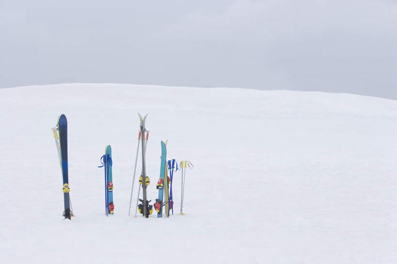 无人,横图,室外,白天,正面,旅游,度假,美景,雪,大雪,积雪,景观,雪景,冬季,冬天,娱乐,运动器械,蓝色,蓝天,天空,自然,天,享受,休闲,健身器械,景色,放松,寒冷,晴朗,滑雪板,滑雪杖,自然风光,健身器材,万里无云,严寒,晴空,晴空万里,彩图,运动器材
