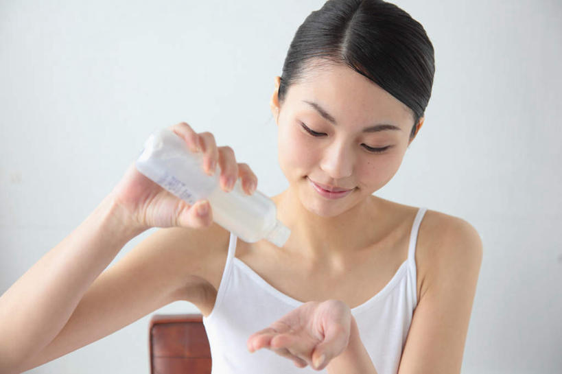 东方人,脸,头,脸颊,手,一个人,站,举,笑,微笑,横图,室内,特写,白天,留白,白色背景,正面,化妆,美容,吊带,亚洲,双手,仅一个年轻女性,仅一个女性,仅一个人,护肤,握,服装,塑料,拿,拿着,注视,吊带衫,休闲装,黄种人,肩膀,衣服,白色,化妆品,塑料制品,低头,观察,看,托,站着,保养,享受,休闲,手部,休闲服,化妆瓶,放松,握着,保健,摄影,服饰,影棚,观看,察看,关注,养颜,年轻女性,女人,女性,亚洲人,头部,脸部,脸蛋,面部,举起,举手,举着,向上举,向上伸,向上托,站立,半身,彩图,影棚拍摄,拍摄