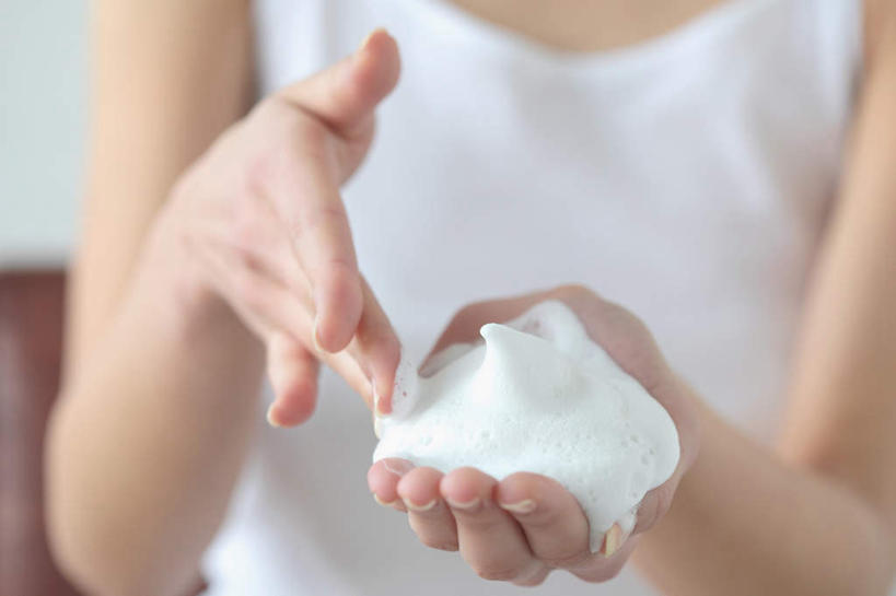 东方人,手,一个人,站,举,捧,横图,俯视,室内,特写,白天,化妆,美容,吊带,亚洲,双手,仅一个年轻女性,仅一个女性,仅一个人,护肤,服装,朦胧,模糊,吊带衫,休闲装,黄种人,衣服,白色,化妆品,托,站着,保养,享受,休闲,手部,休闲服,放松,保健,服饰,润肤乳,养颜,年轻女性,女人,女性,亚洲人,端,端着,举起,举手,举着,捧着,手捧,向上举,向上伸,向上托,站立,半身,彩图,高角度拍摄