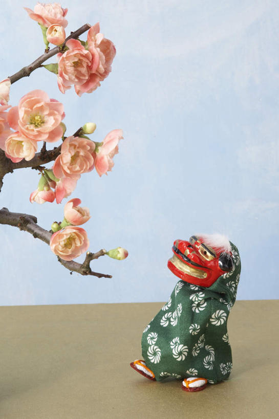 无人,竖图,俯视,室内,特写,白天,游戏,玩具,舞狮,表演,蓝色背景,辟邪,盛开,面具,玩偶,梅花,玩,花蕾,文化,娱乐,花,花瓣,花朵,鲜花,粉色,花苞,花蕊,祈祷,祈福,休闲,健康,益智,许愿,摄影,影棚,活动,祈求,高雅,坚强,发泄,消遣,智力,舞狮子,宣泄,驱邪,祛邪,避邪,狮灯,狮子舞,平安,梅,玩耍,嬉戏,彩图,高角度拍摄,影棚拍摄,拍摄,舞蹈