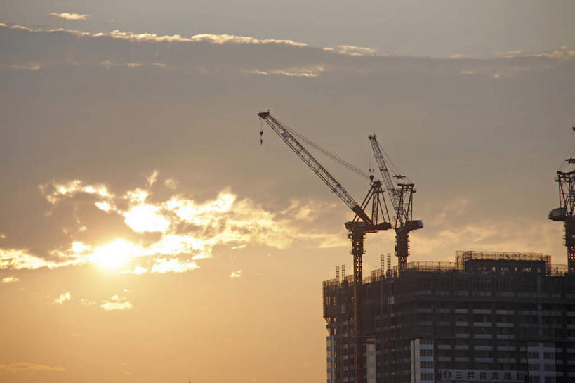 无人,高楼大厦,横图,室外,白天,仰视,日落,太阳,大厦,建筑,摩天大楼,东京,日本,亚洲,阴影,朦胧,模糊,光线,影子,晚霞,霞光,落日,阳光,黄昏,建筑工地,起重机,彩霞,东亚,本州,关东地方,本州岛,日本国,东京都,地盘,建筑地盘,施工地盘,夕照,夕阳,彩图,低角度拍摄,大楼,高层建筑,高楼,工地,摩天楼,斜阳