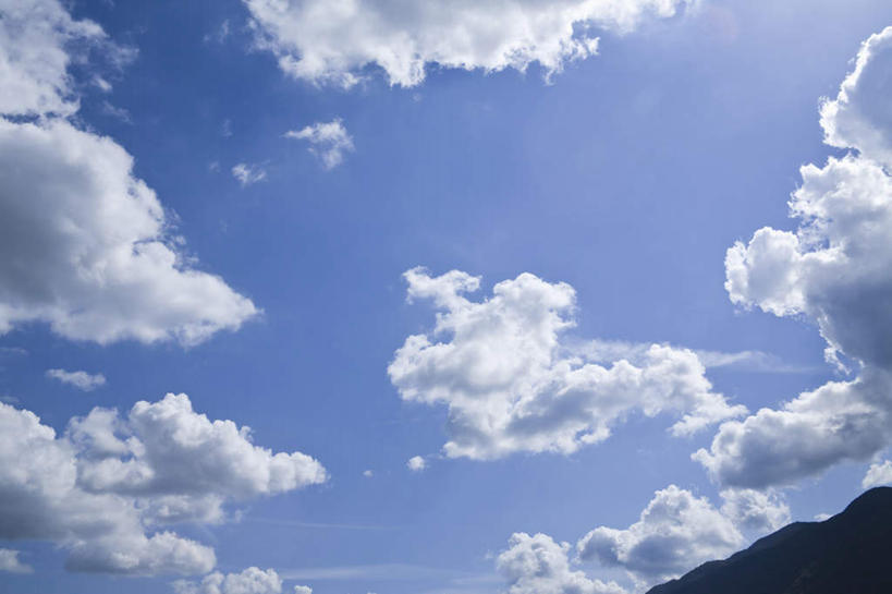 无人,横图,室外,白天,仰视,旅游,度假,美景,山,阴影,光线,影子,景观,山峰,云,云朵,山峦,云彩,娱乐,蓝色,白云,蓝天,天空,阳光,自然,天,享受,休闲,景色,放松,晴朗,自然风光,晴空,彩图,低角度拍摄