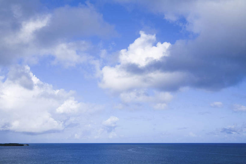 无人,横图,室外,白天,仰视,旅游,度假,海浪,海洋,美景,日本,亚洲,景观,浪花,水平线,云,云朵,辽阔,海平线,云彩,娱乐,冲绳,蓝色,白云,蓝天,天空,自然,海水,天,享受,休闲,广阔,景色,放松,晴朗,一望无际,冲绳县,自然风光,海景,东亚,琉球群岛,日本国,九州地方,无边无际,一马平川,大海,风浪,海,海水的波动,近岸浪,涌浪,晴空,彩图,低角度拍摄,水天相接,水天一线