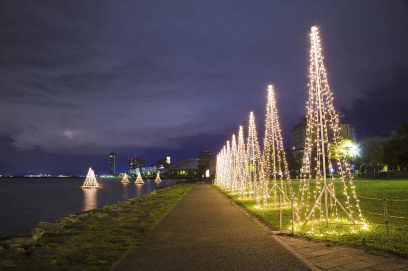 无人,高楼大厦,横图,室外,夜晚,正面,度假,湖,湖泊,美景,水,城市风光,标志建筑,城市,大厦,道路,地标,建筑,路,摩天大楼,夜景,照明,日本,圣诞节,亚洲,节日,庆祝,彩灯,湖面,景观,水流,水面,小路,灯光,交通,文化,娱乐,建设,灯,蓝色,蓝天,天空,灯具,湖水,天,庆典,享受,休闲,景色,放松,纪念,照亮,照明设备,东亚,本州,本州岛,日本国,近畿地方,近畿,滋贺,滋贺县,彩图,大楼,高层建筑,高楼,摩天楼