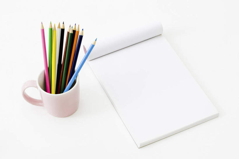 无人,横图,俯视,室内,特写,白天,白色背景,静物,杯子,一本,许多,朦胧,模糊,笔,瓷器,蜡笔,办公用品,记事本,咖啡杯,陶瓷制品,文具,本子,笔记本,画笔,铅笔,学习用品,摄影,影棚,文具用品,瓷杯,彩图,高角度拍摄,影棚拍摄,拍摄,彩色铅笔