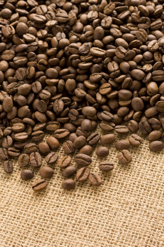 咖啡,无人,竖图,俯视,室内,特写,白天,植物,餐桌,桌子,豆,一堆,许多,堆叠,堆积,朦胧,模糊,布,豆类,豆子,咖啡豆,摄影,影棚,餐台,堆,麻布,豆科,咖啡因,彩图,高角度拍摄,影棚拍摄,拍摄