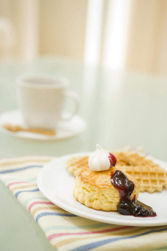 点心,无人,竖图,俯视,室内,特写,白天,下午茶,餐桌,桌子,杯子,餐具,条纹,朦胧,模糊,布料,瓷器,碟子,盘,勺子,塑料,食品,咖啡杯,陶瓷制品,饮品,营养,布纹,桌布,食物,糕点,饮料,一个,盘子,餐巾,塑料制品,调羹,碟,台布,汤匙,果酱,奶油,单个,餐台,乳制品,奶,瓷杯,华夫饼,格子饼,华夫,格仔饼,压花蛋饼,果子酱,彩图,高角度拍摄,蛋糕