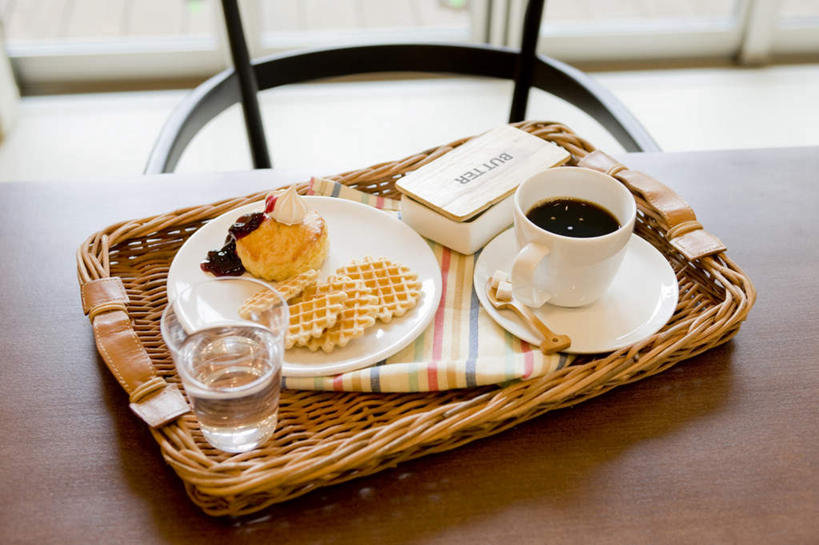 点心,咖啡,无人,横图,俯视,室内,特写,白天,下午茶,幸福,水,餐桌,桌子,杯子,餐具,朦胧,模糊,瓷器,碟子,篮子,盘,液体,纸盒,水滴,食品,咖啡杯,陶瓷制品,饮品,营养,娱乐,玻璃制品,盒子,食物,糕点,饮料,包装盒,盘子,容器,水杯,碟,奶油,享受,休闲,温馨,放松,乐趣,藤编,餐台,提神,乳制品,舒适,奶,瓷杯,醒脑,华夫饼,格子饼,华夫,格仔饼,压花蛋饼,软饮料,玻璃杯,彩图,高角度拍摄,蛋糕