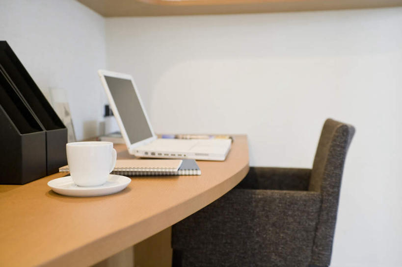 无人,办公室,横图,室内,特写,白天,正面,电脑,笔记本电脑,家具,沙发,桌子,静物,杯子,餐具,一堆,堆叠,堆积,朦胧,模糊,网络,瓷器,碟子,盘,办公桌,墙,记事本,咖啡杯,陶瓷制品,通讯设备,墙壁,墙面,一个,本子,笔记本,盘子,碟,单个,两本,堆,一台,无线,瓷杯,通信设备,无线网络,布艺沙发,无线上网,便携式电脑,办公家具,手提电脑,彩图