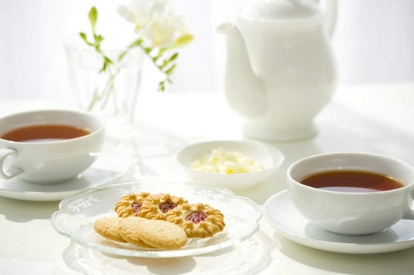 点心,面包,无人,横图,俯视,室内,特写,白天,纯洁,餐桌,桌子,杯子,餐具,花瓶,朦胧,模糊,盛开,瓷器,碟子,壶,盘,食品,面点,甜点,甜品,小苍兰,咖啡杯,陶瓷制品,花蕾,玻璃制品,水壶,花,花瓣,花朵,鲜花,食物,糕点,一个,白色,盘子,玻璃瓶,茶壶,瓶子,碟,甜食,奶油,花苞,花蕊,单个,餐台,乳制品,奶,清香,瓷杯,浓情,麦兰,小菖兰,雪兰,洋晚香玉,彩图,高角度拍摄