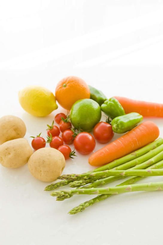 无人,竖图,俯视,室内,特写,白天,白色背景,餐桌,桌子,柠檬,萝卜,胡萝卜,芦笋,蔬菜,土豆,西红柿,水果,一堆,许多,堆积,朦胧,模糊,新鲜,青椒,生食,食品,果实,食物,三个,摄影,有机食品,绿色食品,影棚,餐台,堆,大椒,馍馍蛋,菜椒,酸橙,代代,益母果,柠果,橙子,橙,猪尾巴,樱桃番茄,药鸡豆子,洋芋,甜椒,柿子椒,石刁柏,圣女果,山药蛋,蚂蚁杆,马铃薯,龙须菜,狼尾巴根,红萝卜,甘荀,番茄,灯笼椒,彩图,高角度拍摄,影棚拍摄,拍摄