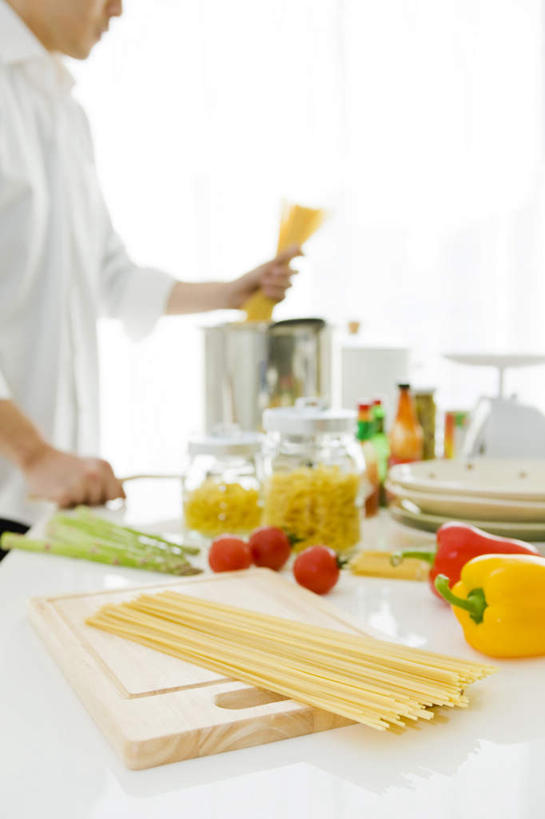 面食,面条,意大利面,东方人,手,一个人,站,举,竖图,室内,特写,白天,正面,西餐,仪器,餐桌,桌子,辣椒,芦笋,蔬菜,西红柿,餐具,亚洲,双手,仅一个男性,仅一个人,一堆,一排,许多,握,堆叠,堆积,服装,朦胧,模糊,新鲜,整齐,碟子,罐子,盘,调料,面,料理,食品,调味品,拿,调味料,拿着,休闲装,黄种人,玻璃制品,食物,排列,仅一个年轻男性,一个,衣服,盘子,玻璃瓶,瓶子,碟,托,站着,休闲,手部,休闲服,西式,握着,服饰,有机食品,绿色食品,单个,餐台,堆,衡量,队列,计量,台秤,彩椒,辣角,红海椒,大椒,辣虎,广椒,衡器,男人,男性,年轻男性,亚洲人,秤,猪尾巴,樱桃番茄,药鸡豆子,甜椒,柿子椒,石刁柏,圣女果,蚂蚁杆,龙须菜,狼尾巴根,辣子,海椒,番茄,番椒,灯笼椒,举起,举手,举着,向上举,向上伸,向上托,站立,半身,彩图