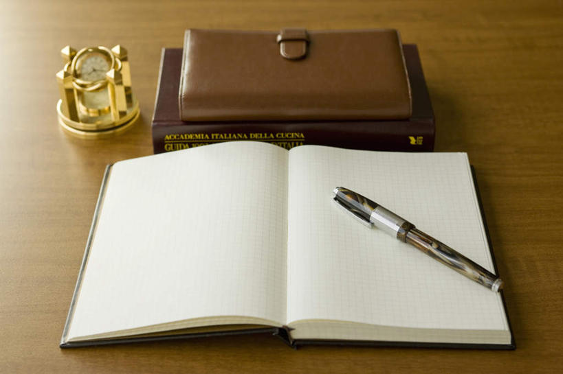 无人,办公室,横图,俯视,室内,特写,白天,家具,桌子,静物,朦胧,模糊,时间,笔,时钟,办公桌,办公用品,钢笔,记事本,计时,文具,本子,笔记本,学习用品,钟表,打开,翻开,表,摄影,影棚,座钟,文具用品,一支,记录本,办公家具,钟,彩图,高角度拍摄,影棚拍摄,拍摄