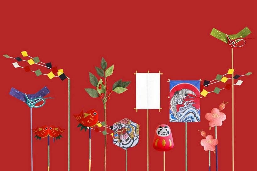 无人,横图,俯视,室内,特写,白天,鸟,静物,叶子,新年,一排,许多,红色背景,节日,朦胧,模糊,庆祝,整齐,装饰,鸟类,绿叶,祝福,文化,传统,排列,一只,风筝,祈祷,祈福,庆典,健康,嫩叶,放风筝,许愿,摄影,影棚,纪念,华丽,修饰,祈求,吉祥,点缀,纸鸢,队列,放鹞子,鹞,鹞子,鸢,木鸢,衬托,美观,雅致,雅观,达摩不倒翁,好运,平安,叶,叶片,彩图,高角度拍摄,影棚拍摄,拍摄