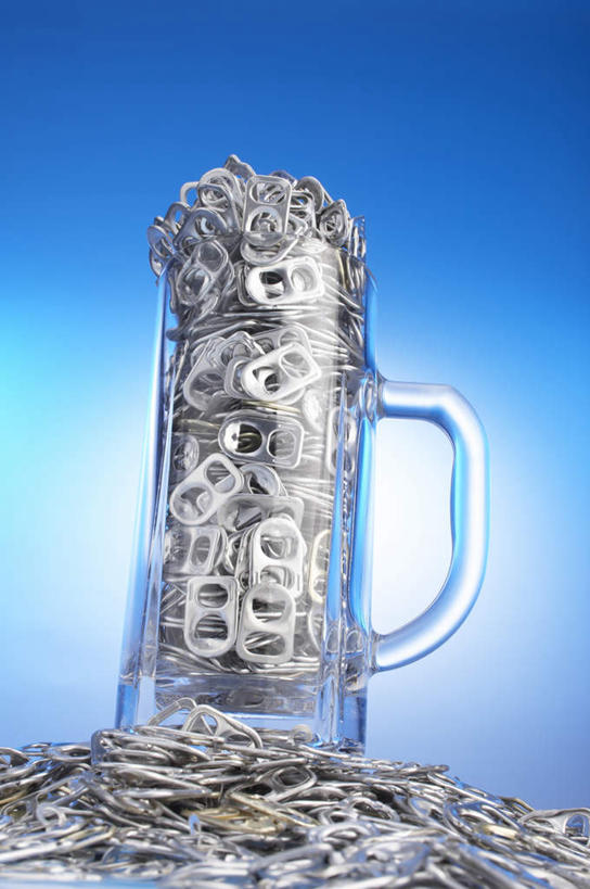 无人,竖图,室内,特写,白天,仰视,数码,科技,杯子,金属制品,一堆,许多,阴影,堆叠,堆积,蓝色背景,朦胧,模糊,网络,金属,包装,罐子,高光,几何,计算机图形,合成,玻璃制品,饮料,一个,酒杯,啤酒杯,容器,单个,易拉罐,堆,电脑合成图,数码合成图,拉环,写实,具体,具象,玻璃杯,彩图,低角度拍摄