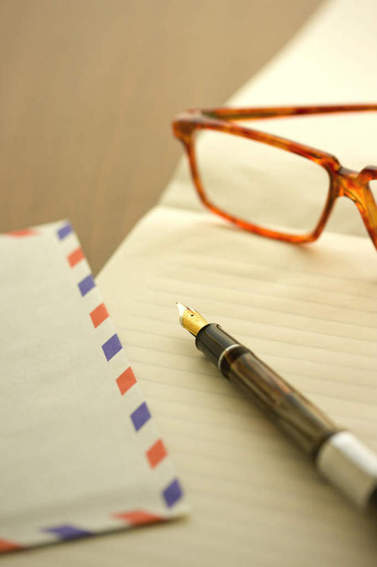 无人,办公室,竖图,俯视,室内,特写,白天,家具,桌子,静物,一副,朦胧,模糊,传递,信息,笔,信封,眼镜,邮件,纸,办公桌,办公用品,钢笔,信,纸张,联系,文具,学习用品,联络,邮递,通信,摄影,影棚,信件,文具用品,一支,近视眼镜,邮政,办公家具,一封,彩图,高角度拍摄,影棚拍摄,拍摄