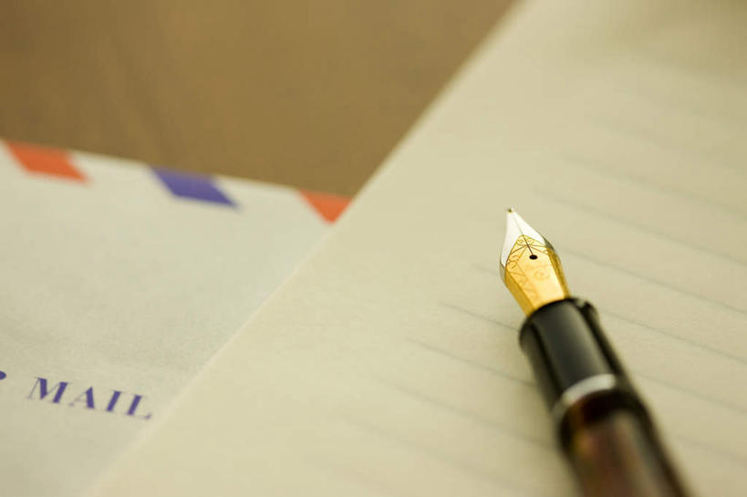 无人,办公室,横图,俯视,室内,特写,白天,家具,桌子,静物,朦胧,模糊,传递,信息,笔,信封,邮件,纸,办公桌,办公用品,钢笔,信,纸张,联系,文具,学习用品,联络,邮递,通信,摄影,影棚,信件,文具用品,一支,邮政,办公家具,一封,彩图,高角度拍摄,影棚拍摄,拍摄