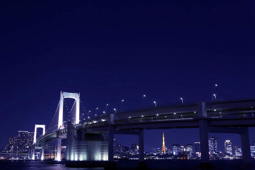 无人,高楼大厦,横图,室外,夜晚,仰视,旅游,度假,美景,大厦,道路,建筑,路,路灯,摩天大楼,公路,照明,东京,日本,亚洲,一排,阴影,整齐,反射,影子,景观,灯光,彩虹大桥,交通,娱乐,灯,排列,蓝色,蓝天,天空,自然,天,享受,休闲,景色,放松,照亮,照明设备,队列,自然风光,东亚,本州,关东地方,本州岛,日本国,东京都,日本彩虹大桥,马路,彩图,低角度拍摄,大楼,高层建筑,高楼,摩天楼