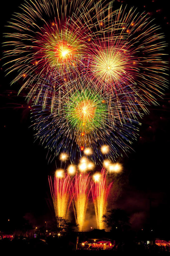 无人,高楼大厦,竖图,彩色,室外,夜晚,仰视,旅游,度假,爆炸,美景,大厦,建筑,摩天大楼,烟火,东京,日本,亚洲,黑色背景,节日,漂浮,庆祝,溅,景观,美丽,文化,娱乐,黄色,红色,绿色,黑色,天空,自然,焰火,天,庆典,享受,休闲,景色,放松,纪念,自然风光,掉落,礼花,东亚,本州,关东地方,本州岛,日本国,东京都,花炮,礼花炮,烟花,彩图,低角度拍摄,大楼,高层建筑,高楼,摩天楼