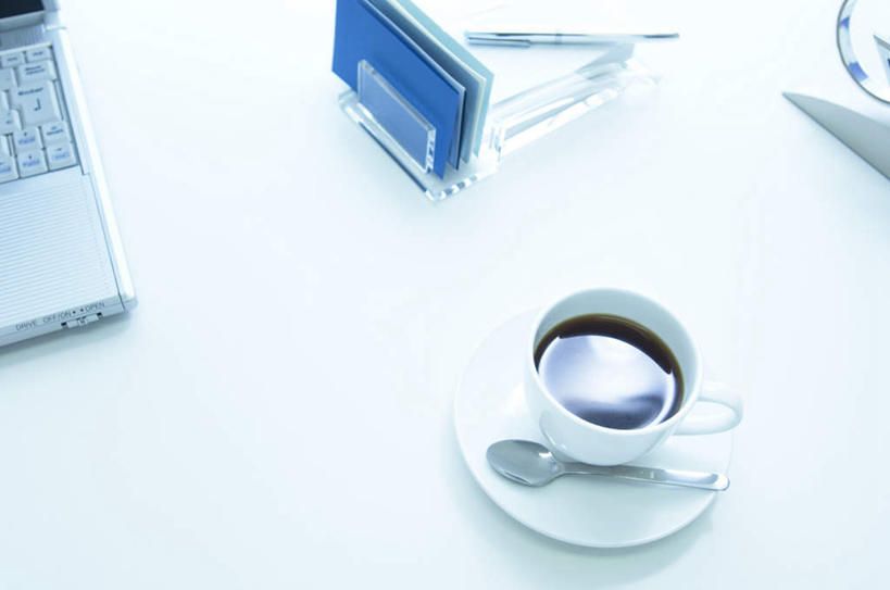 无人,横图,俯视,室内,特写,白天,电脑,笔记本电脑,桌子,杯子,餐具,阴影,光线,网络,材料,瓷器,档案,碟子,盘,文件,影子,勺子,办公桌,咖啡杯,陶瓷制品,通讯设备,一个,阳光,盘子,资料,调羹,碟,汤匙,一台,无线,文档,瓷杯,通信设备,无线网络,无线上网,便携式电脑,手提电脑,彩图,高角度拍摄