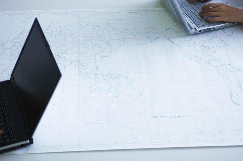 东方人,一个人,客厅,摸,横图,俯视,室内,白天,电脑,笔记本电脑,亚洲,仅一个年轻女性,仅一个女性,仅一个人,抚摸,敲打,阴影,光线,网络,瓷砖,地砖,影子,地面,黄种人,输入,通讯设备,白色,黑色,阳光,打字,趴着,点击,敲击,两台,无线,起居室,通信设备,无线网络,无线上网,便携式电脑,按键,手提电脑,年轻女性,女人,女性,亚洲人,触摸,接触,趴,半身,彩图,高角度拍摄