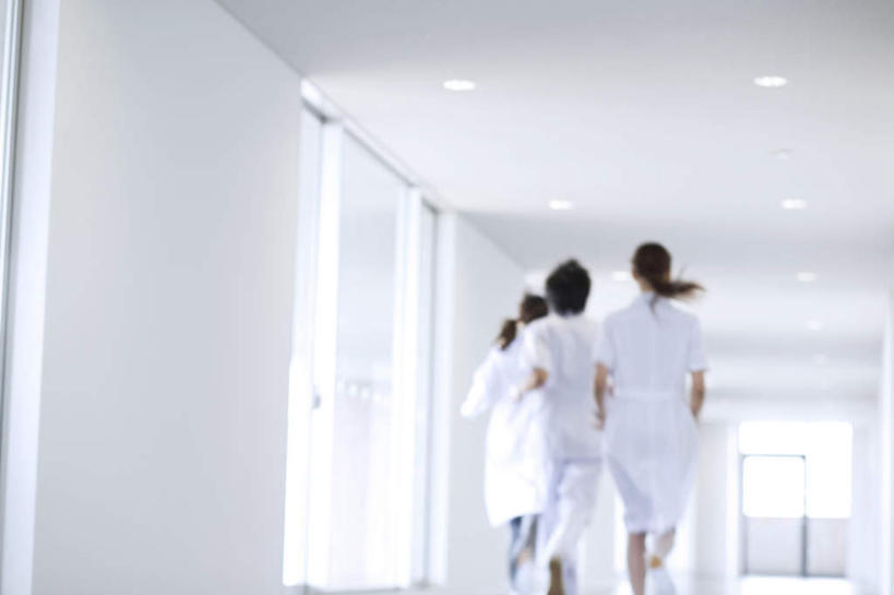 东方人,头发,三个人,同事,医生,医院,站,跑,横图,室内,白天,成功,合作,团队,集体,信心,照明,亚洲,一排,整齐,壁灯,瓷砖,地砖,墙,灯光,地面,抬腿,黄种人,队伍,墙壁,墙面,灯,排列,背面,黑色,灯具,站着,医护人员,医疗人员,踮脚,照亮,领导,白大褂,照明设备,成就,队列,合伙,领袖,医疗机构,男人,男性,年轻男性,年轻女性,女人,女性,亚洲人,长发,大夫,跑步,站立,彩图,全身,病院,诊所