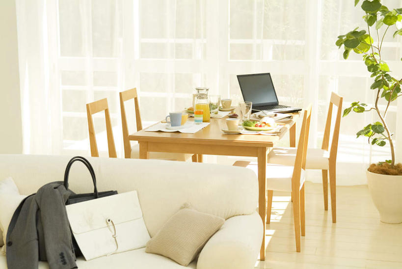 无人,客厅,横图,室内,白天,正面,电脑,笔记本电脑,植物,餐桌,窗户,靠垫,落地窗,沙发,桌子,餐具,椅子,阴影,光线,网络,包,碟子,盘,盆栽,皮包,影子,勺子,木椅,墙,靠枕,盆景,通讯设备,玻璃窗,墙壁,墙面,绿色,黑色,阳光,自然,盘子,垫子,调羹,碟,汤匙,枕头,四个,生长,成长,餐台,单肩包,无线,起居室,通信设备,无线网络,布艺沙发,无线上网,便携式电脑,手提电脑,进餐用具,烹调用具,彩图