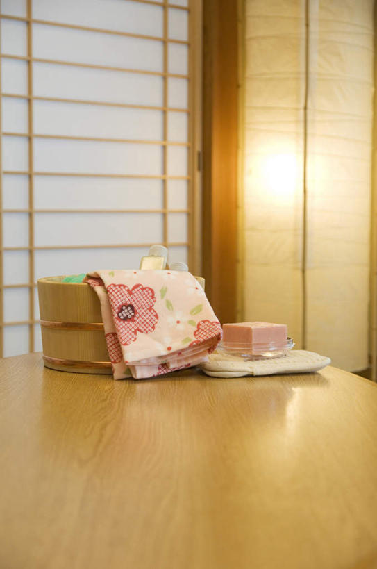 无人,客厅,竖图,室内,白天,正面,民族服装,化妆,美容,旅游,度假,餐具,护肤,阴影,条纹,和服,光线,木制,瓷砖,地砖,碟子,方格,海绵,盘,盆子,影子,墙,灯光,地面,娱乐,墙壁,墙面,一个,白色,盘子,木制品,碟,毛巾,清洁,一件,保养,享受,休闲,放松,保健,服饰,单个,起居室,养颜,洗脸海绵,洗脸扑,吴服,洗脸绵,唐草,唐花,唐锦,彩图,传统服装,民俗服