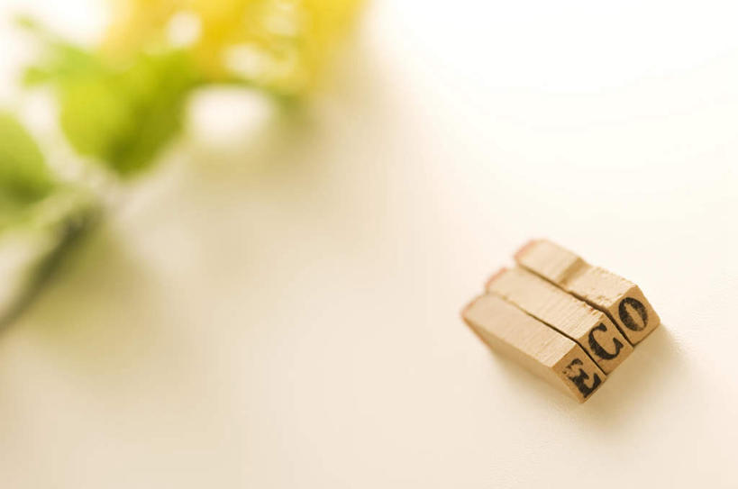 无人,横图,俯视,室内,特写,白天,桌面,静物,一排,阴影,朦胧,模糊,整齐,盛开,光线,木制,英文,标志,文字,影子,字符,字母,花蕾,标识,花,花瓣,花朵,鲜花,排列,三个,黄色,阳光,木制品,花苞,花蕊,英文字母,印章,队列,橡皮章,彩图,高角度拍摄