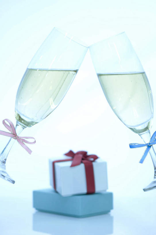 葡萄酒,无人,竖图,室内,特写,白天,正面,桌面,杯子,礼盒,礼物,阴影,庆祝,光线,高脚杯,影子,纸盒,红酒杯,酒类,两杯,玻璃制品,盒子,酒,饮料,两个,一个,阳光,包装盒,蝴蝶结,酒杯,礼品盒,干杯,碰杯,交际,友好,礼品,单个,庆贺,礼仪,敬酒,劝酒,玻璃杯,彩图