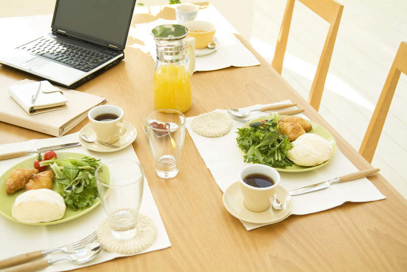 点心,无人,客厅,横图,俯视,室内,白天,电脑,笔记本电脑,餐桌,桌子,蔬菜,西红柿,杯子,餐具,椅子,一本,许多,阴影,新鲜,光线,网络,瓷器,碟子,盘,影子,木椅,生菜,莴苣,料理,食品,包子,面点,记事本,咖啡杯,陶瓷制品,一杯,通讯设备,馒头,美食,食物,两个,黄色,红色,阳光,本子,笔记本,盘子,碟,碗,中式,有机食品,绿色食品,餐布,餐台,无线,起居室,橘子汁,瓷杯,通信设备,无线网络,无线上网,便携式电脑,春菜,鹅仔菜,莴仔菜,千金菜,叶用莴苣,手提电脑,进餐用具,烹调用具,樱桃番茄,圣女果,番茄,彩图,高角度拍摄