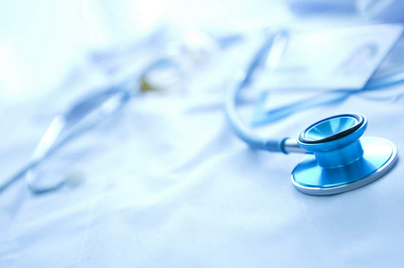 无人,横图,俯视,室内,特写,白天,桌面,名片,一张,阴影,朦胧,模糊,光线,信息,影子,联系,两个,衣服,蓝色,白色,阳光,卡片,听诊器,一件,医疗设备,白大褂,身份,名刺,名帖,交往,彩图,高角度拍摄,商业