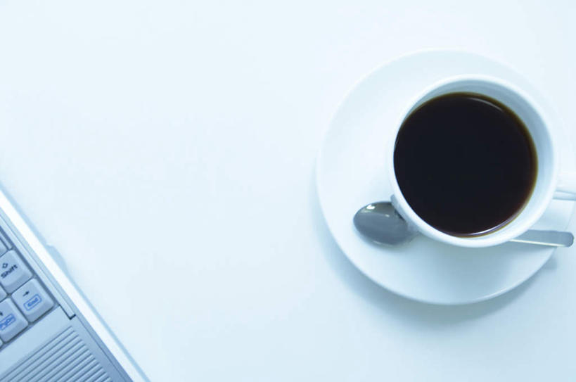 无人,横图,俯视,室内,特写,白天,白色背景,电脑,笔记本电脑,桌面,杯子,餐具,阴影,光线,网络,瓷器,碟子,盘,影子,勺子,咖啡杯,陶瓷制品,通讯设备,阳光,盘子,调羹,碟,汤匙,摄影,影棚,一台,无线,瓷杯,通信设备,无线网络,无线上网,便携式电脑,手提电脑,彩图,高角度拍摄,影棚拍摄,拍摄