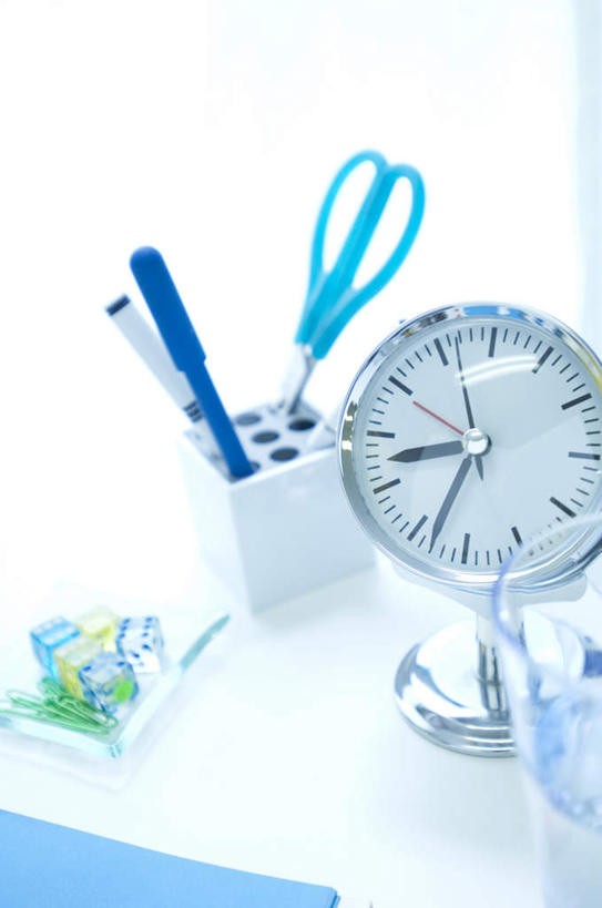 无人,竖图,俯视,室内,白天,游戏,赌博,贪欲,竞争,桌子,杯子,玩具,闹钟,修剪,阴影,时间,光线,笔,工具,剪刀,时钟,骰子,影子,办公桌,办公用品,玩,计时,娱乐,刺激,玻璃制品,文具,蓝色,阳光,水杯,学习用品,钟表,休闲,表,活动,裁剪,文具用品,剪子,剪裁,切割,发泄,消遣,智力,赌具,色子,投机,侥幸,欲望,投子,宣泄,玻璃杯,钟,玩耍,嬉戏,彩图,高角度拍摄,胜负,输赢