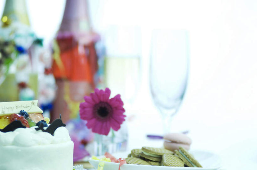 点心,无人,横图,彩色,室内,白天,正面,聚会,下午茶,自由,幸福,餐桌,窗户,桌子,杯子,一堆,许多,阴影,堆叠,堆积,朦胧,模糊,装饰,盛开,光线,高脚杯,影子,食品,波斯菊,红酒杯,花蕾,玻璃窗,玻璃制品,酒瓶,花,花瓣,花朵,鲜花,食物,糕点,一朵,粉色,阳光,玻璃瓶,彩带,酒杯,瓶子,花苞,花蕊,清洁,菊花,大波斯菊,餐台,堆,华丽,修饰,吉祥,点缀,高洁,秋英,衬托,美观,雅致,雅观,格桑花,秋樱,扫帚梅,八瓣梅,初恋,多情,玻璃杯,彩图,蛋糕,时光