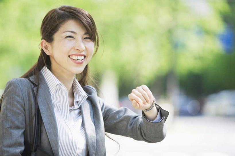 东方人,头发,一个人,商务人士,商务女性,站,举,笑,摸,微笑,露齿笑,横图,室外,白天,正面,草地,草坪,植物,道路,路,亚洲,仅一个年轻女性,仅一个女性,仅一个人,抚摸,阴影,套装,时间,光线,时钟,手表,影子,小路,交通,计时,扭头,注视,黄种人,草,树,树木,一个,绿色,黑色,阳光,自然,钟表,观察,看,托,站着,转头,表,生长,单个,成长,观看,腕表,察看,关注,商务装,工薪阶层,年轻女性,女人,女性,亚洲人,白领,上班族,钟,触摸,接触,举起,举手,举着,向上举,向上伸,向上托,站立,半身,彩图