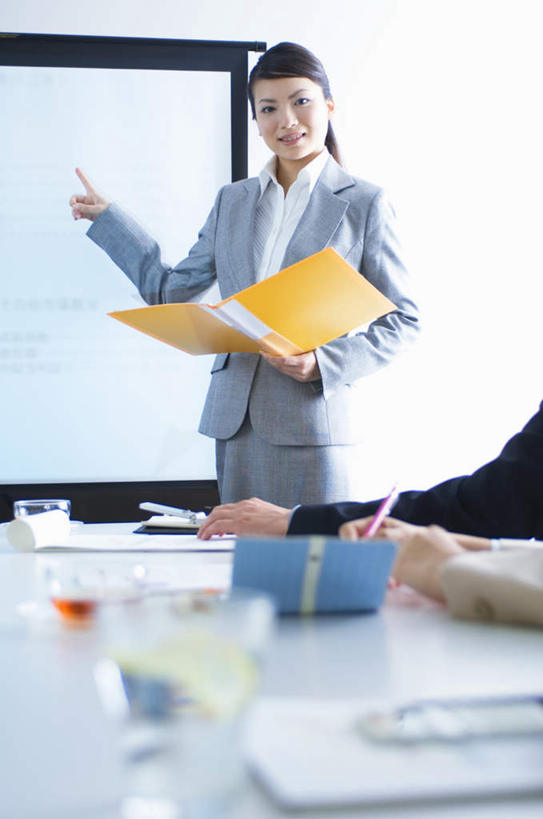 东方人,头发,三个人,同事,商务人士,商务男性,商务女性,办公室,站,坐,捧,笑,摸,微笑,露齿笑,竖图,室内,白天,正面,衬衫,成功,合作,团队,集体,信心,桌子,杯子,亚洲,抚摸,握,指,套装,开会,会议,笔,材料,档案,文件,办公桌,墙,投影仪,办公用品,拿,拿着,黄种人,方向,队伍,墙壁,墙面,玻璃制品,文具,黄色,黑色,水杯,学习用品,资料,手势,站着,握着,一台,文具用品,领导,指向,食指,成就,文档,商务装,合伙,领袖,投影机,工薪阶层,男人,男性,年轻男性,年轻女性,女人,女性,亚洲人,白领,上班族,玻璃杯,触摸,端,端着,接触,捧着,手捧,站立,坐着,半身,彩图,衬衣