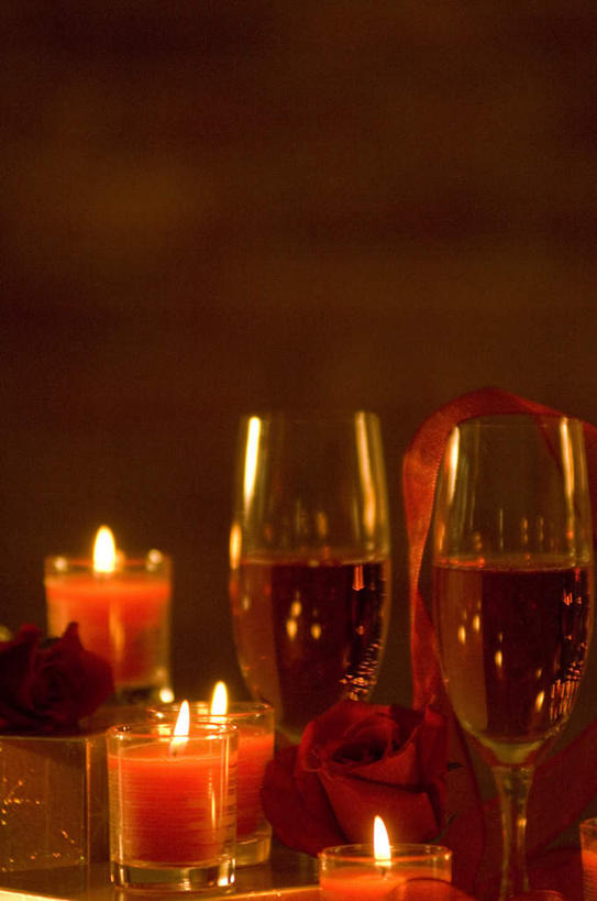 葡萄酒,无人,竖图,室内,夜晚,正面,爱情,幸福,纯洁,热情,餐桌,桌子,玫瑰,杯子,蜡烛,礼盒,礼物,圣诞节,节日,庆祝,盛开,高脚杯,火焰,纸盒,烛光,玫瑰花,红酒杯,酒类,两杯,浪漫,燃烧,花蕾,文化,玻璃制品,盒子,酒,花,花瓣,花朵,鲜花,饮料,红色,包装盒,酒杯,礼品盒,花苞,花蕊,点燃,四个,庆典,温暖,温馨,恩爱,礼品,餐台,纪念,和睦,感动,尊敬,天真,刺玫花,徘徊花,玻璃杯,彩图,融洽