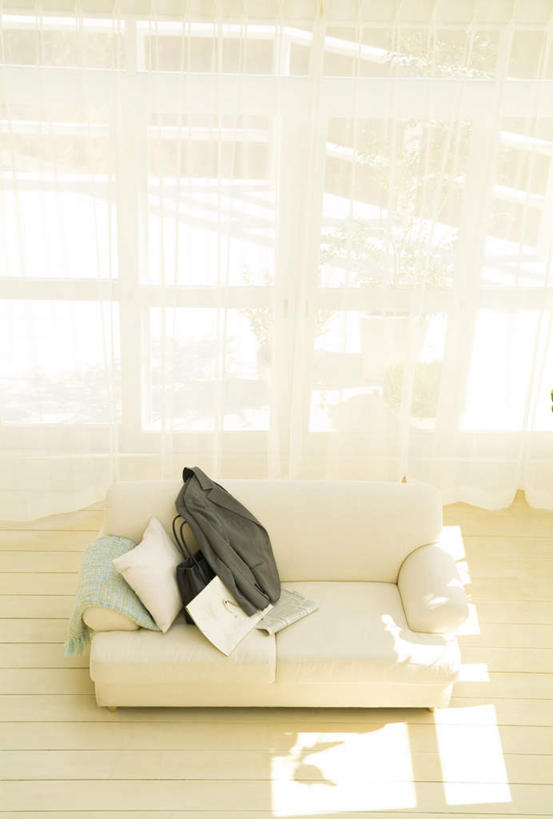 无人,客厅,竖图,俯视,室内,白天,衬衫,植物,窗户,地板,靠垫,落地窗,沙发,书籍,阴影,光线,包,方格,皮包,影子,墙,靠枕,领带,地面,木地板,玻璃窗,墙壁,墙面,树,树木,一个,绿色,黑色,阳光,自然,垫子,枕头,一件,生长,单个,成长,单肩包,起居室,布艺沙发,书,图书,彩图,高角度拍摄,衬衣