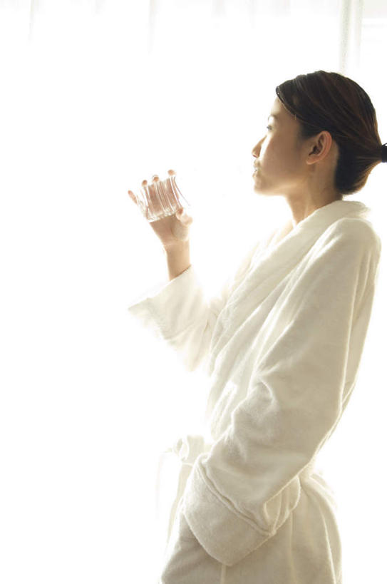 东方人,头发,一个人,站,举,笑,摸,微笑,露齿笑,竖图,室内,白天,侧面,浴袍,窗户,落地窗,亚洲,仅一个年轻女性,仅一个女性,仅一个人,撑,抚摸,阴影,光线,影子,墙,扭头,注视,黄种人,玻璃窗,墙壁,墙面,白色,黑色,阳光,观察,看,托,站着,转头,观看,察看,撑着,关注,年轻女性,女人,女性,亚洲人,长发,触摸,接触,举起,举手,举着,向上举,向上伸,向上托,站立,半身,彩图,汤帷子,浴衣