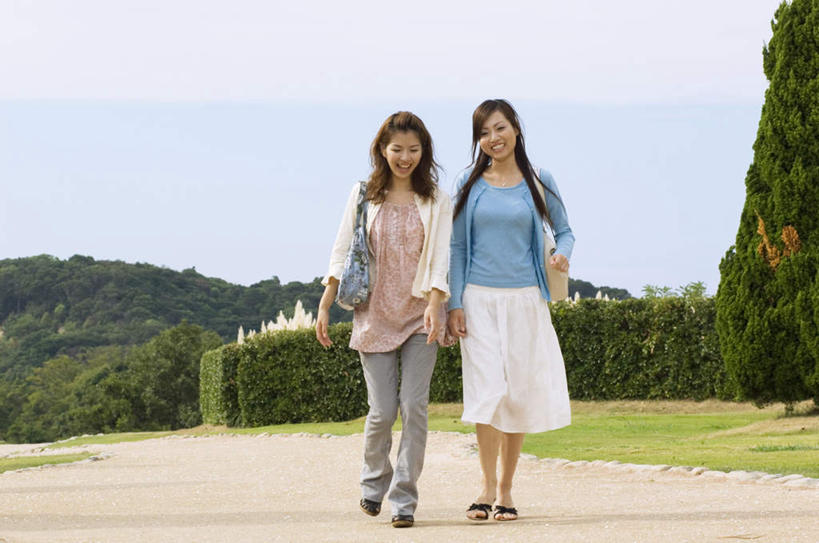 东方人,两个人,伙伴,朋友,站,走,握手,笑,微笑,露齿笑,横图,室外,白天,正面,裙子,旅游,度假,友谊,草地,草坪,山,山脉,植物,亚洲,阴影,服装,光线,包,皮包,影子,山峰,云,云朵,山峦,云彩,注视,休闲装,黄种人,娱乐,长裙,草,两个,衣服,蓝色,绿色,白色,白云,蓝天,天空,阳光,群山,天,观察,看,站着,享受,休闲,休闲服,放松,服饰,观看,半身裙,单肩包,察看,关注,友情,年轻女性,女人,女性,亚洲人,步行,拉手,散步,手拉手,手握手,站立,走路,彩图,全身