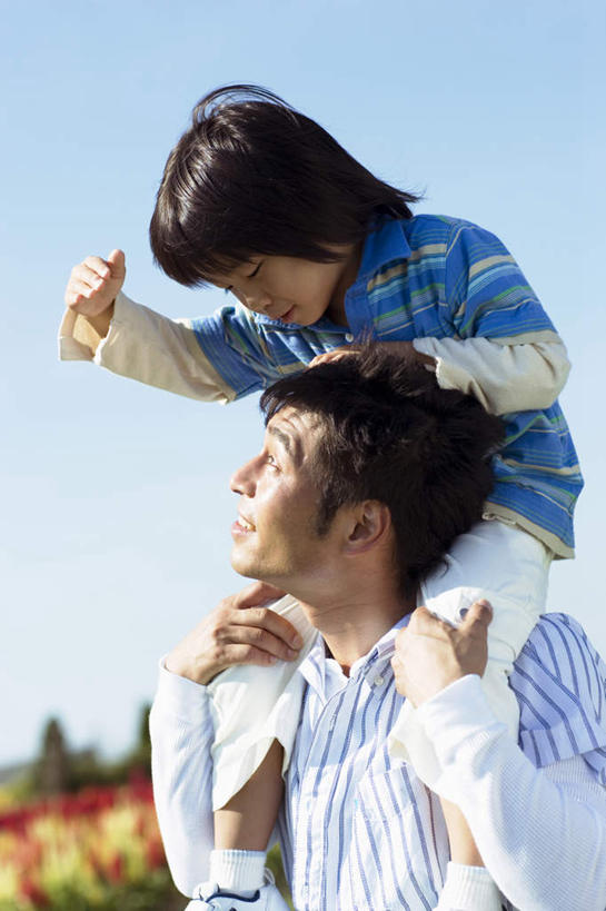 东方人,儿童,头发,两个人,家庭,父亲,儿子,站,笑,摸,微笑,露齿笑,竖图,室外,白天,侧面,旅游,度假,纯洁,草地,草坪,植物,亚洲,抚摸,弯腰,阴影,服装,盛开,光线,影子,云,云朵,花蕾,云彩,注视,休闲装,黄种人,娱乐,草,花,花瓣,花朵,鲜花,树,树木,小孩,骑,衣服,黄色,蓝色,绿色,白色,黑色,白云,蓝天,天空,阳光,自然,天,花苞,花蕊,低头,观察,看,扛,站着,享受,休闲,温暖,温馨,父子,一家人,休闲服,放松,父爱,可爱,童年,童趣,服饰,生长,成长,观看,和睦,察看,关注,童真,烂漫,无邪,弯身,扛在肩上,骑在肩上,天真,男孩,男人,男性,年轻男性,亚洲人,孩子,年轻人,触摸,接触,站立,半身,彩图,融洽,男生