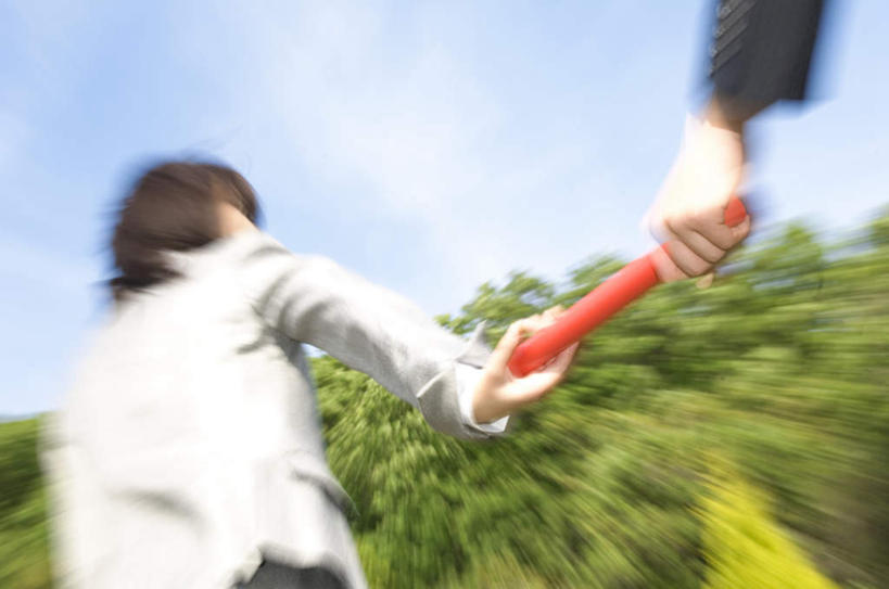 东方人,头发,两个人,伙伴,朋友,站,笑,摸,微笑,露齿笑,横图,室外,白天,仰视,锻炼,旅游,度假,快乐,友谊,比赛,运动,竞争,草地,草坪,植物,亚洲,抚摸,握,阴影,服装,朦胧,模糊,光线,接力棒,影子,云,云朵,拿,云彩,拿着,扭头,注视,休闲装,黄种人,娱乐,草,树,树木,一个,衣服,红色,蓝色,绿色,白色,黑色,白云,蓝天,天空,阳光,自然,天,观察,看,站着,转头,享受,休闲,休闲服,放松,握着,服饰,生长,单个,成长,观看,察看,体育运动,关注,体育,友情,男人,男性,年轻男性,亚洲人,触摸,接触,站立,半身,彩图,低角度拍摄,健身