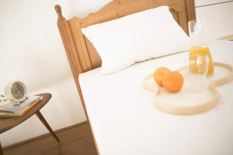 无人,横图,俯视,室内,白天,餐桌,床,地板,靠垫,卧室,桌子,柑橘,餐具,书籍,水果,闹钟,阴影,新鲜,时间,光线,碟子,盘,时钟,影子,生食,食品,果实,床单,靠枕,地面,一杯,计时,被子,木地板,食物,两个,一个,阳光,盘子,垫子,碟,枕头,钟表,表,单人床,有机食品,绿色食品,单个,餐台,被单,橘子汁,书,图书,钟,橘子,桔子,橙子,橙,彩图,高角度拍摄,睡房,卧房